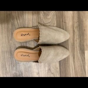 Qupid Size 7.5 Slip on Pointers